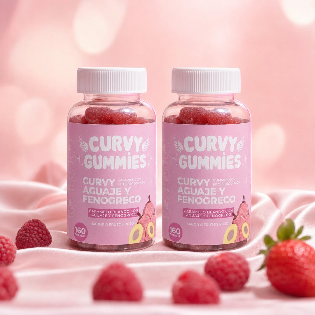 Dos frascos de Curvy Gummies de aguaje y fenogreco sobre satén rosado con frutos rojos