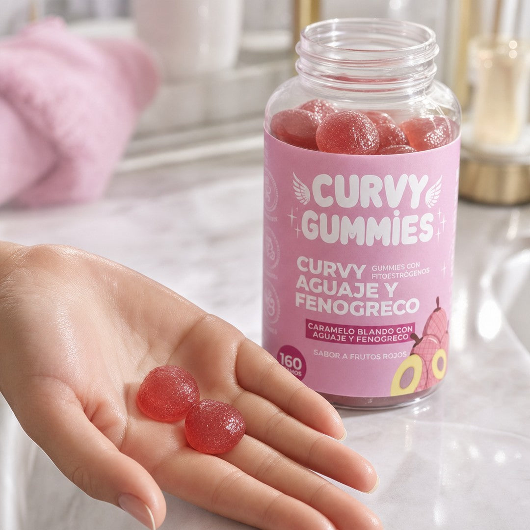 Mano de mujer sosteniendo dos gomitas rosadas de Curvy Gummies junto al frasco abierto