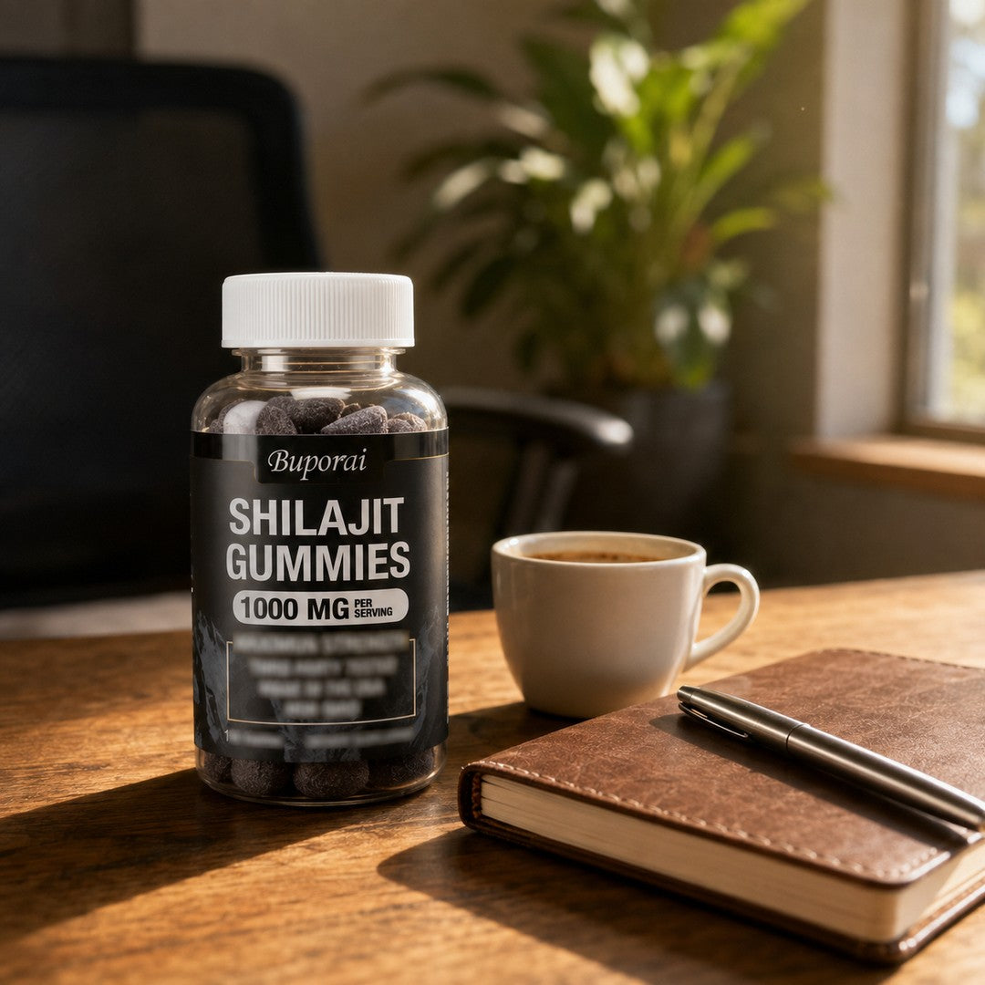 Frasco de Shilajit Gomitas sobre un escritorio de madera junto a un café y un cuaderno, con luz de la mañana